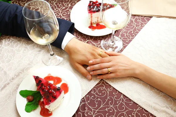 Mãos de recém-casados à mesa no café — Fotografia de Stock