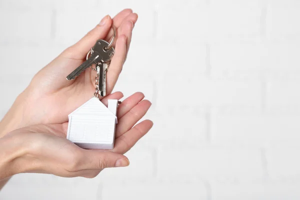 Hands holding keys with house key chain — Stock Photo, Image