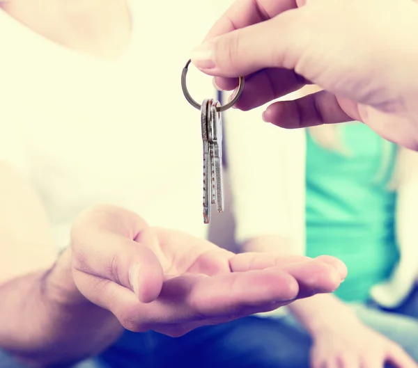 Agente imobiliário dando chaves para casal — Fotografia de Stock