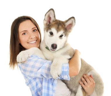 Malamute köpek yavrusu olan kadın
