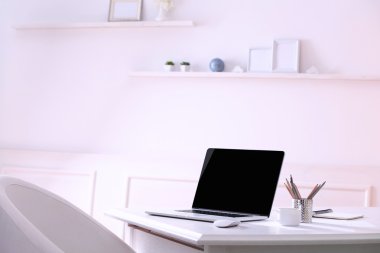Çalışma alanı ile oda içinde laptop