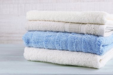 Açık renkli renkli havlu yığını