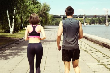 Nehir kenarında koşu gençler