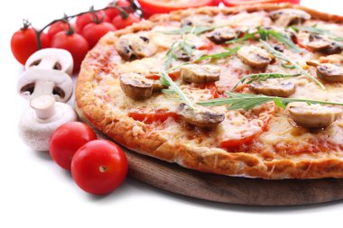 Sebze ve roka ile lezzetli pizza yakın çekim