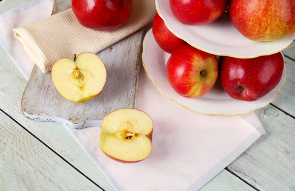 Sabrosas manzanas maduras en bandeja de servir en la mesa de cerca — Foto de Stock