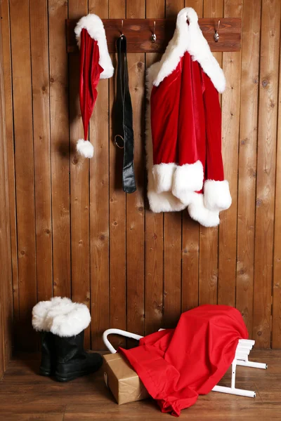 Traje de Santa colgando en la pared — Foto de Stock