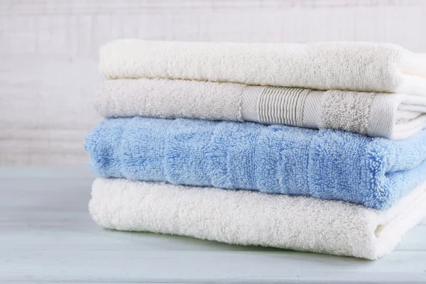 Pilha de toalhas coloridas no fundo claro — Fotografia de Stock