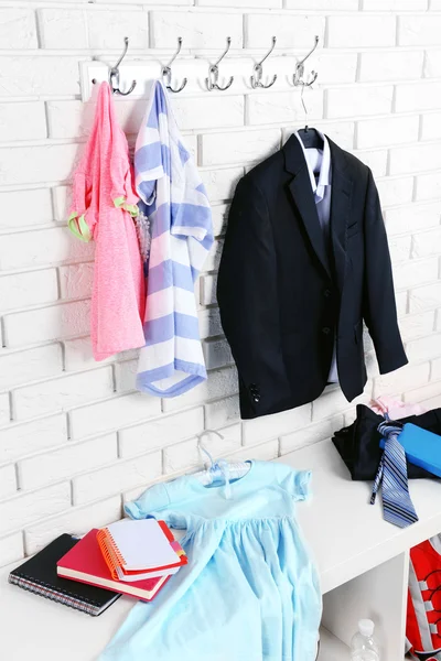 Crianças coisas penduradas na parede e empilhadas no quarto — Fotografia de Stock