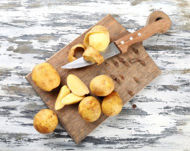 Ahşap masa üzerinde genç patates