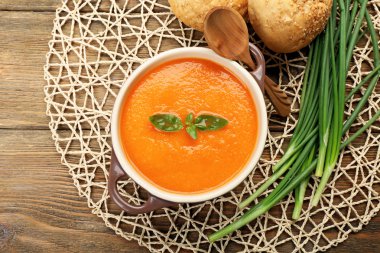 Havuç kremi-çorba buns ile