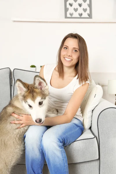 Jeune femme et son chien malamute — Photo