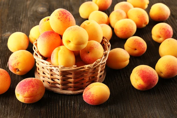 Abricots mûrs dans un panier en osier — Photo