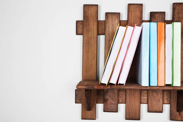 Rak kayu dengan buku — Stok Foto