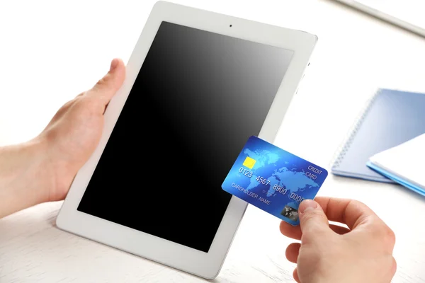 Homem segurando cartão de crédito e tablet — Fotografia de Stock