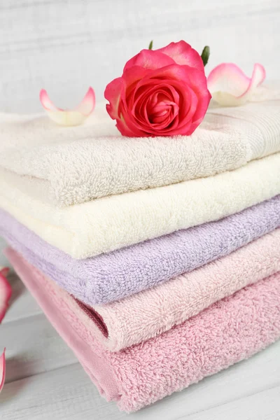 Stapel kleurrijke handdoeken — Stockfoto