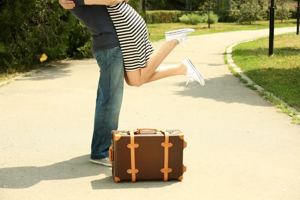 Jeune couple avec valise vintage — Photo