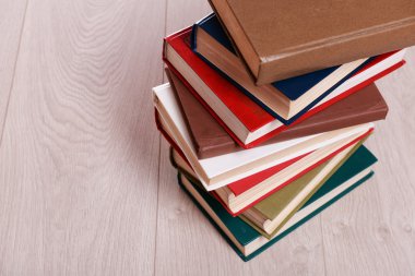 Ahşap zemin üzerine kitap yığını