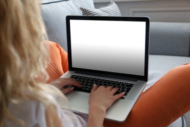 Dizüstü bilgisayar, kapalı kullanan kadın