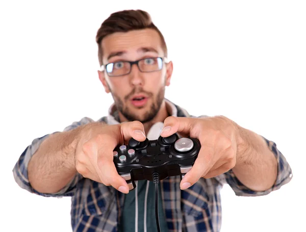 Молодой человек играет в видеоигры, изолированные на белом — стоковое фото