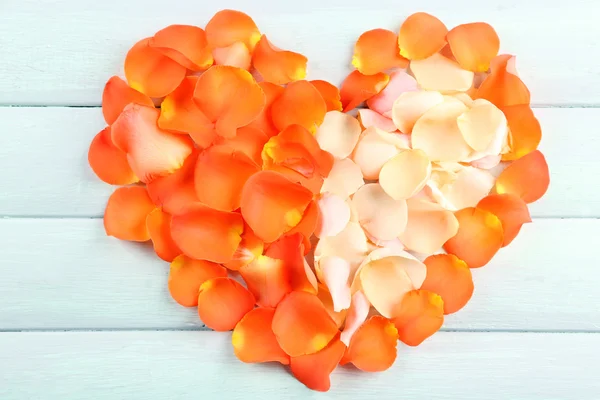 Schönes Herz aus Rosenblättern — Stockfoto