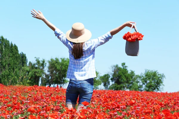 Vrouw wandelen met tas — Stockfoto