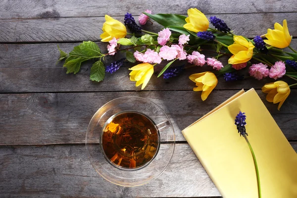 Taza de té de hierbas con flores en la mesa de madera, vista superior —  Fotos de Stock