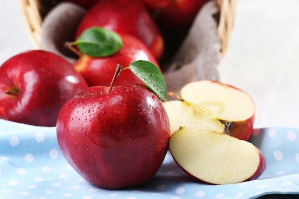 Manzanas rojas maduras en la mesa de cerca — Foto de Stock