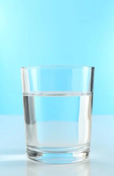 Vaso de agua sobre fondo azul — Foto de Stock