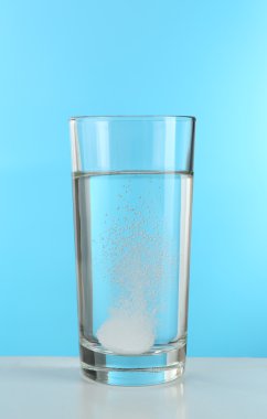 Mavi zemin üzerine su hap