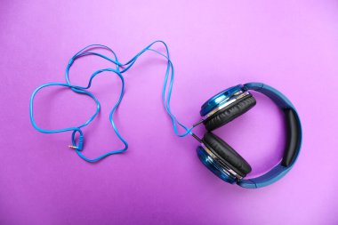 Mor arka plan üzerinde kulaklık