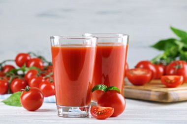 Domates suyu ile sebze ahşap masa üzerinde gözlük yakın çekim