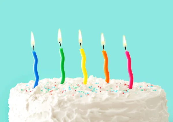 Gâteau d'anniversaire avec des bougies sur fond de couleur — Photo