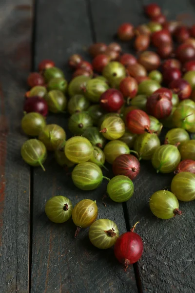 Red and green gooseberry on wooden table close-up — Stock Photo, Image