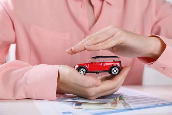 Manos y coche de juguete. Protección del concepto de automóvil — Foto de Stock