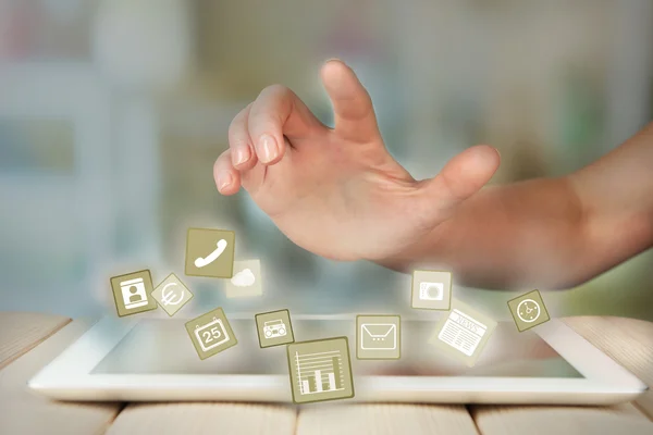 Finger berühren Tablet-PC-Bildschirm und Symbole herum — Stockfoto