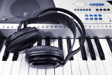 Synthesizer kulaklıktan yakın çekim