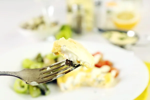 Asparagi arrosto con uovo fritto — Foto Stock