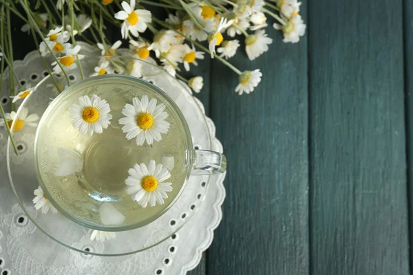Склянка холодного чаю ромашки — стокове фото