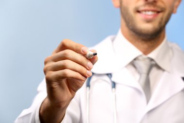 Doktor holding marker