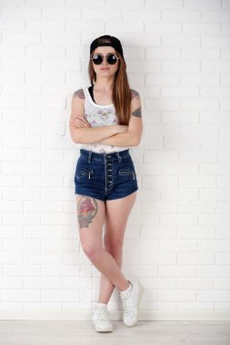 şık makyaj ve açık renkli dövmeli vücudunda güzel kızla