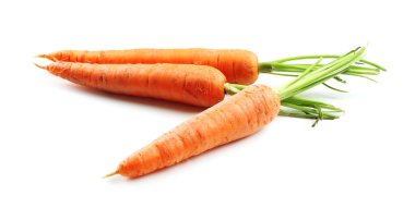 Beyaz üzerinde taze havuçlar.