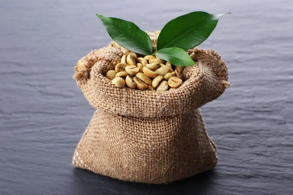 Yeşil kahve çekirdekleri çuval bezi çanta — Stok fotoğraf