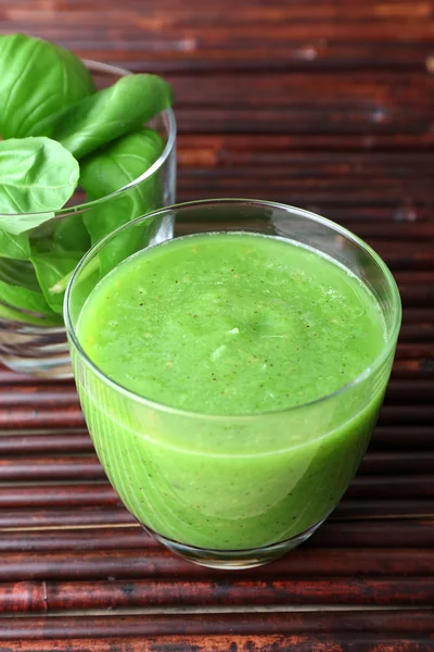 Glas van groene gezond vruchtensap — Stockfoto