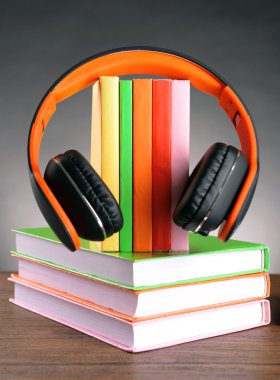 Kitap ve sesli kitaplar olarak kulaklıklar