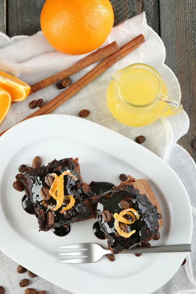 Porción de pastel con glaseado de chocolate —  Fotos de Stock