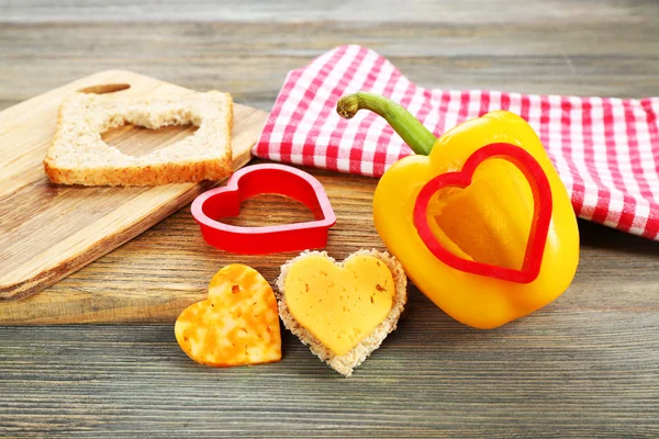 Ensalada de pimienta con corte en forma de corazón y queso en la mesa de cerca — Foto de Stock