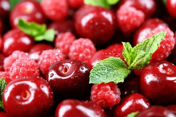 Cerejas doces e framboesas — Fotografia de Stock