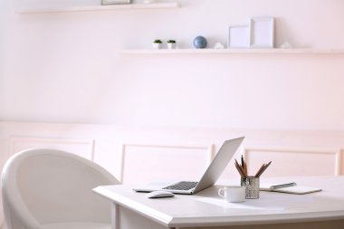 Çalışma alanı ile oda içinde laptop