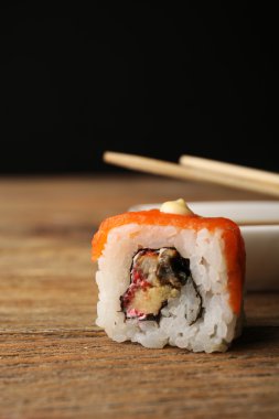 Sosu ve ahşap sopa ile rulo