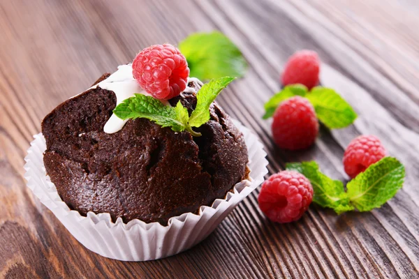 Delicious chocolate cupcake with berries — Stock Photo, Image